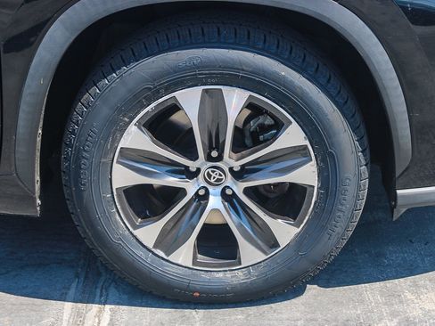 Used 2021 Toyota Highlander XLE FWD image 16