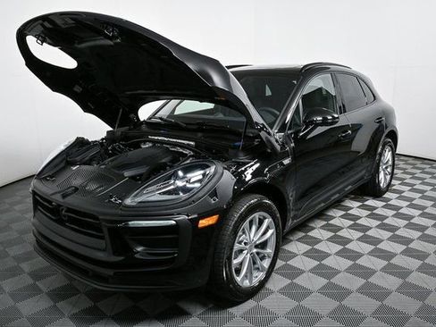 Certified 2025 Porsche Macan image 33