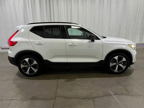 Used 2024 Volvo XC40 B5 Core AWD/4WD image 3