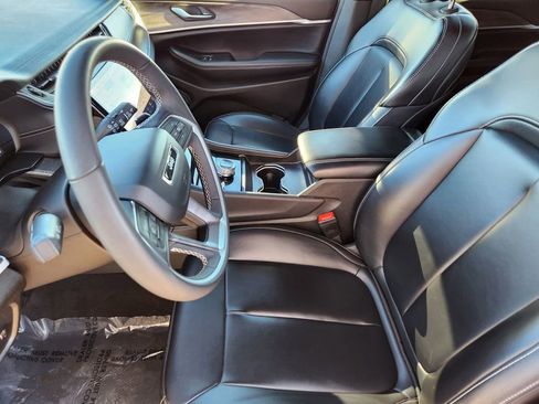 Used 2024 Jeep Grand Cherokee Limited image 3