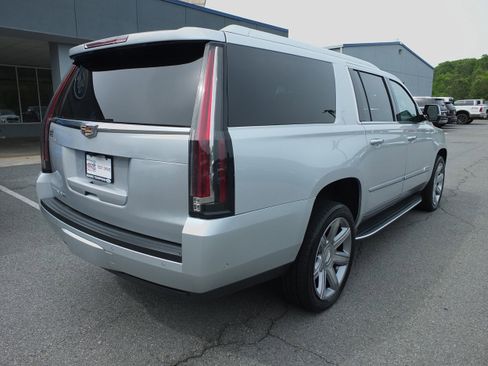 Used 2020 Cadillac Escalade ESV Luxury AWD/4WD image 3
