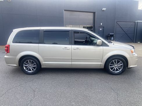 Used 2015 Dodge Grand Caravan SE FWD image 4