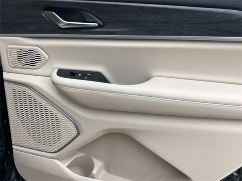 Used 2021 Jeep Grand Cherokee L Limited image 23