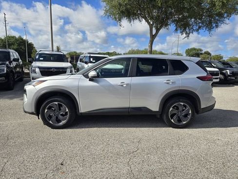 Certified 2025 Nissan Rogue SV FWD image 5