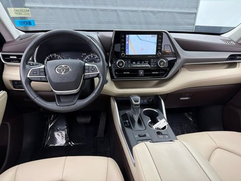 Used 2022 Toyota Highlander XLE AWD/4WD image 7