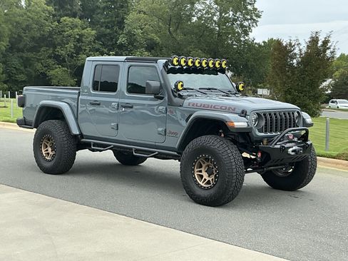 Used 2025 Jeep Gladiator Rubicon AWD/4WD image 2