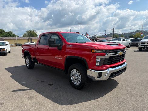 Used 2024 Chevrolet Silverado 2500 LT AWD/4WD image 3