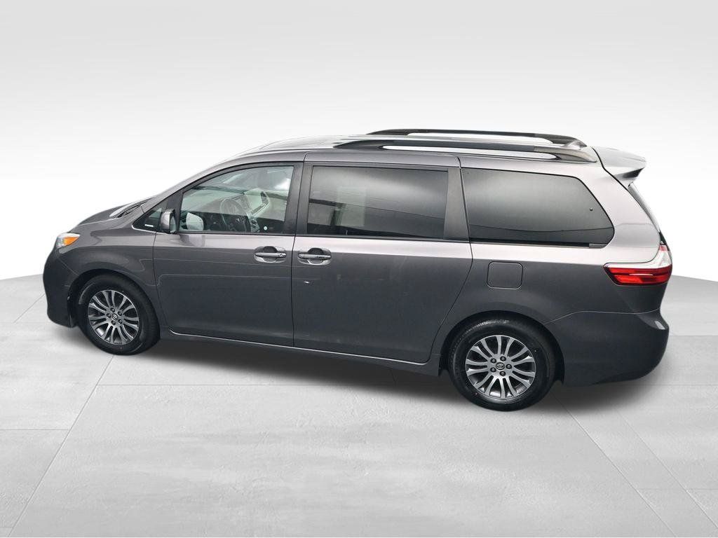 Used 2018 Toyota Sienna XLE w/ XLE Navigation Package FWD image 36