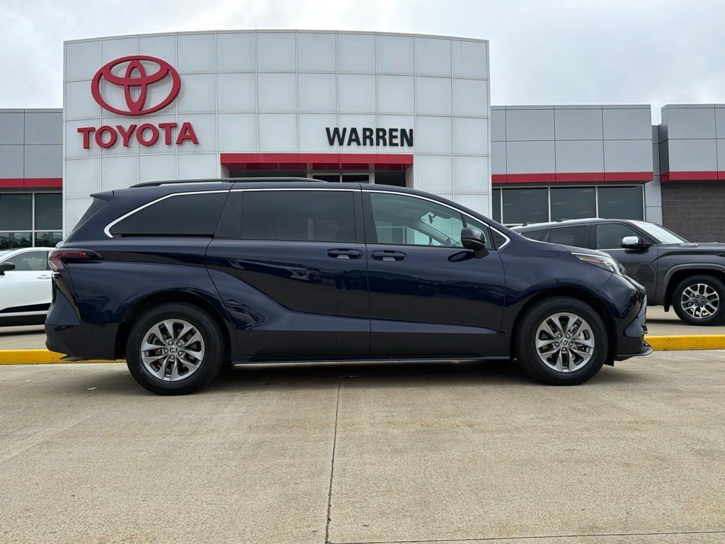 Used 2024 Toyota Sienna LE FWD image 3