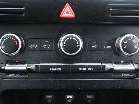 Used 2024 Kia Carnival LX image 20