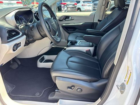 Certified 2024 Chrysler Pacifica Touring-L FWD image 9