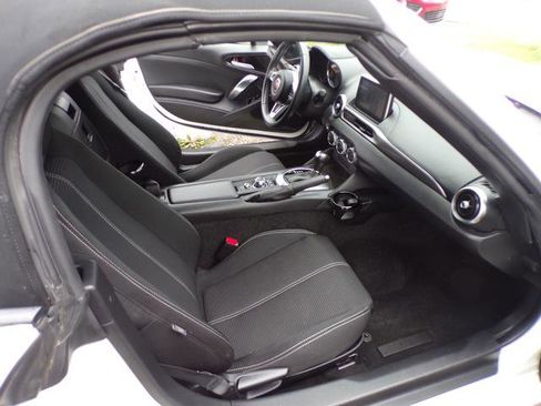 Used 2018 FIAT 124 Spider Classica w/ Technology Group image 12
