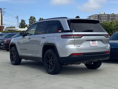 Used 2024 Jeep Grand Cherokee Altitude AWD/4WD image 5
