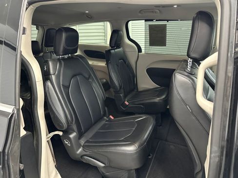 Used 2023 Chrysler Pacifica Touring-L FWD image 17