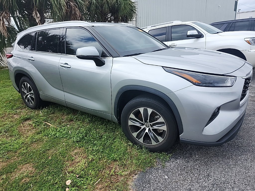 Used 2022 Toyota Highlander XLE FWD image 2