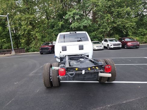 New 2026 RAM 5500 4x4 Crew Cab image 21