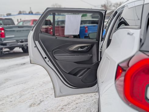 Used 2024 GMC Terrain SLT image 34