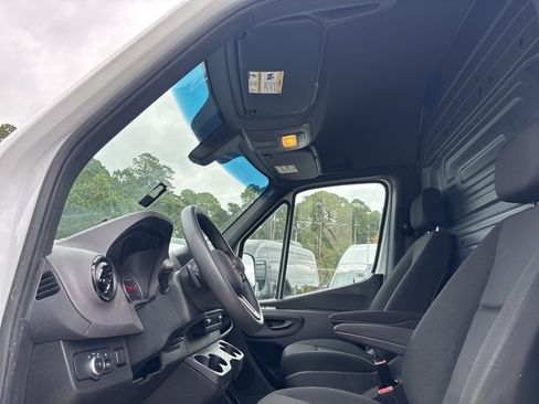 Used 2024 Mercedes-Benz Sprinter 2500 image 43