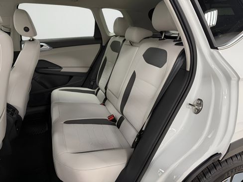 New 2025 Volkswagen Taos SE image 18