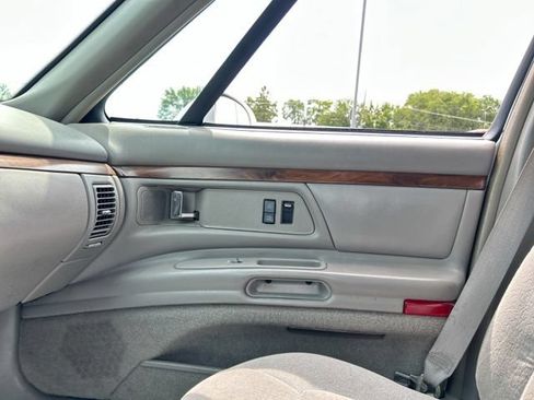 Used 1998 Oldsmobile 88 FWD image 32