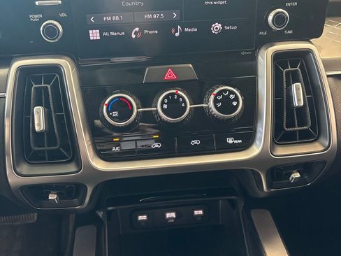 Used 2023 Kia Sorento LX image 10