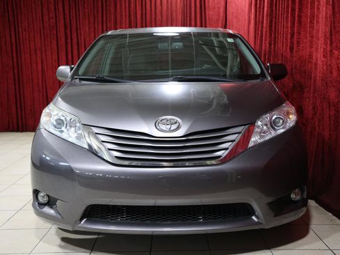 Used 2017 Toyota Sienna XLE image 5