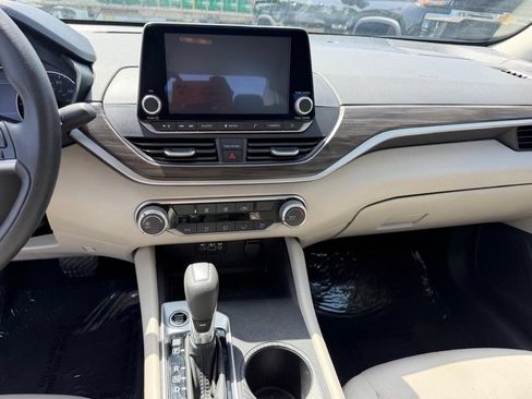 Used 2025 Nissan Altima 2.5 SV FWD image 29