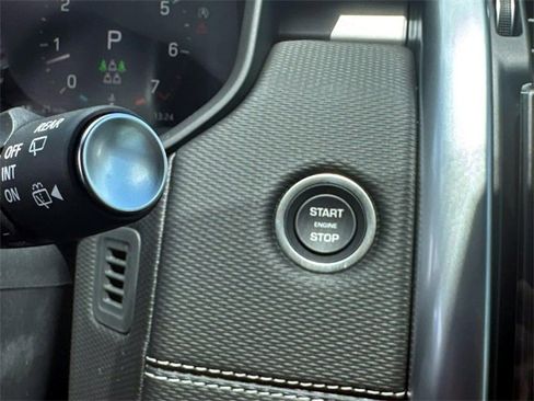 New 2025 Land Rover Discovery Dynamic SE image 26