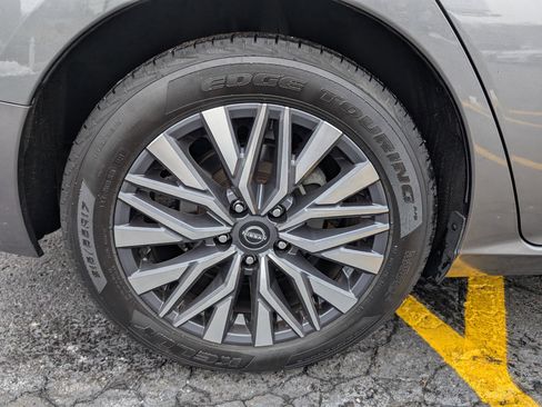 Used 2023 Nissan Altima 2.5 SV image 9