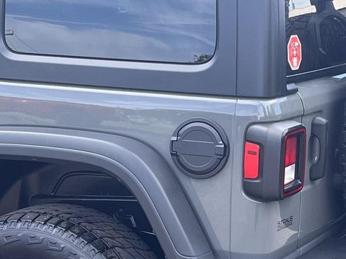 Used 2021 Jeep Wrangler Unlimited Rubicon w/ Cold Weather Group AWD/4WD image 6