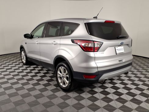 Used 2017 Ford Escape SE FWD image 3