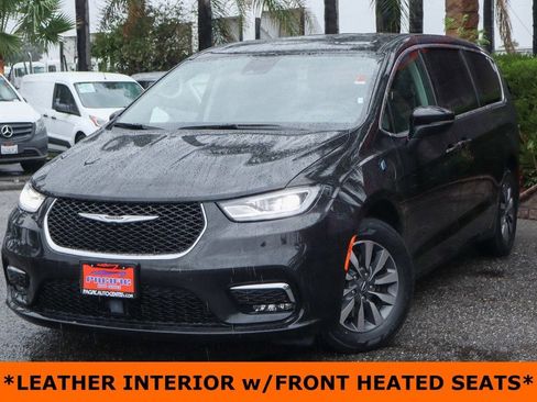 Used 2023 Chrysler Pacifica Touring-L image 4