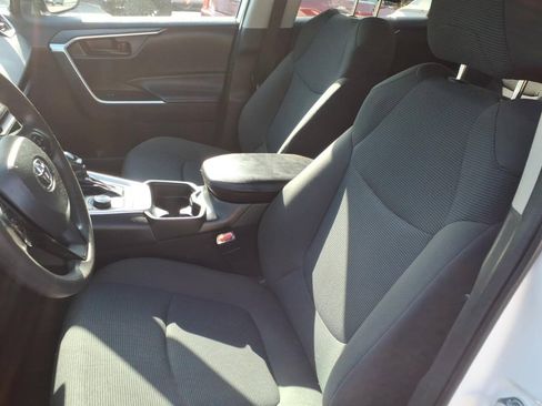 Used 2021 Toyota RAV4 LE AWD/4WD image 16