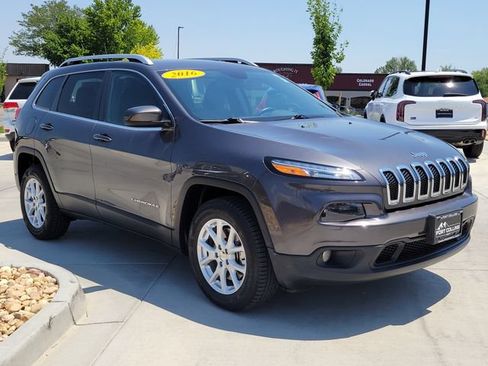 Used 2016 Jeep Cherokee Latitude AWD/4WD image 7