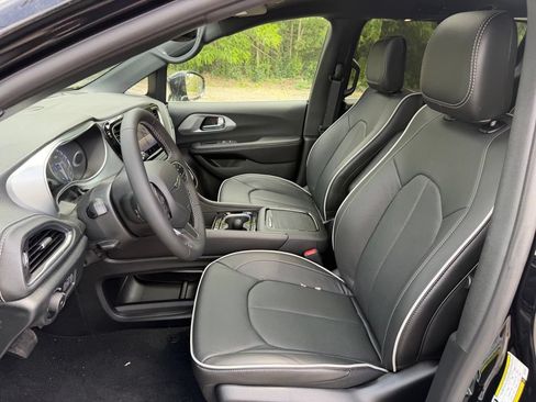 New 2026 Chrysler Pacifica Limited FWD image 17