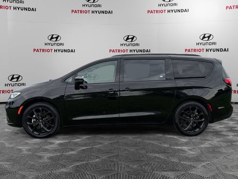Used 2025 Chrysler Pacifica Limited FWD image 6