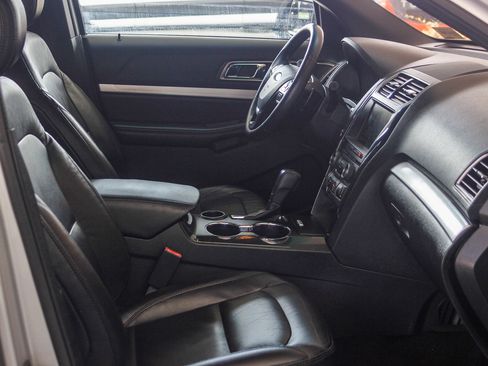 Used 2016 Ford Explorer XLT image 16