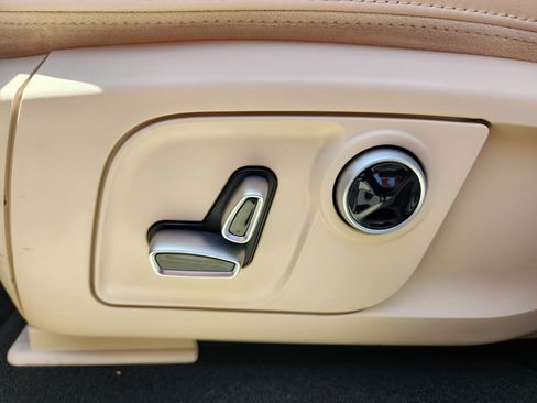 Used 2023 Maserati Levante GranLusso AWD/4WD image 16