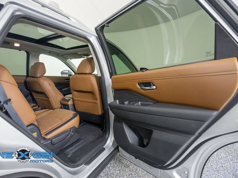 Used 2022 Nissan Pathfinder Platinum AWD/4WD image 36