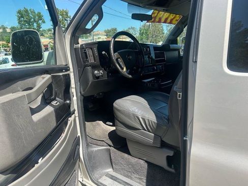 Used 2017 Chevrolet Express 2500 RWD image 8