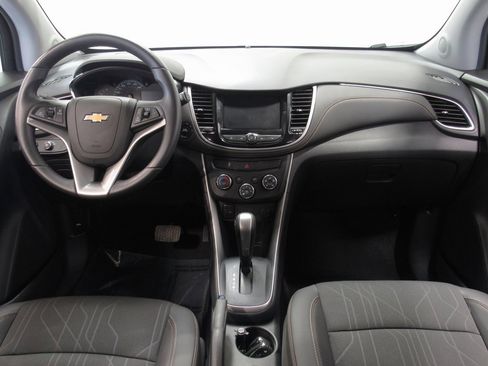 Used 2020 Chevrolet Trax LT w/ LT Convenience Package image 9