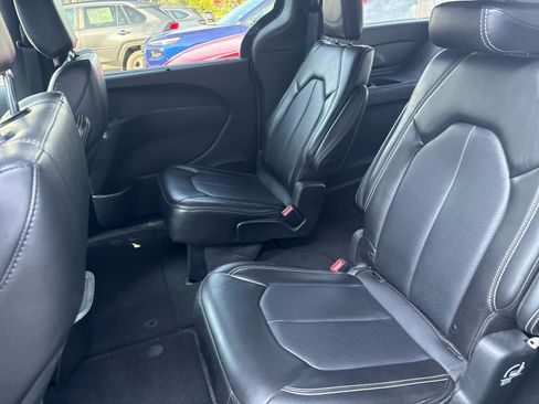 Used 2025 Chrysler Pacifica Select FWD image 10