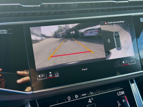 Used 2023 Audi Q8 Premium image 13