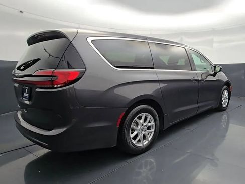 Used 2023 Chrysler Pacifica Touring-L image 2