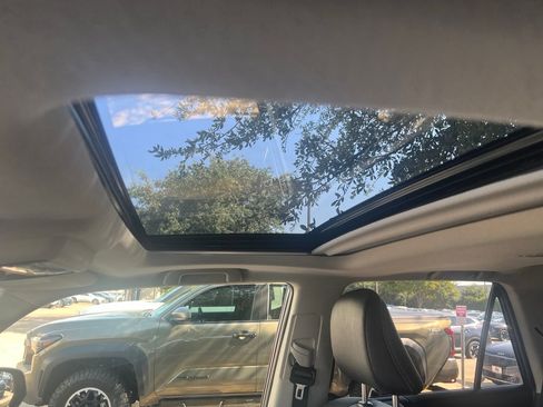 Used 2020 Toyota 4Runner SR5 Premium w/ Moonroof Package AWD/4WD image 11