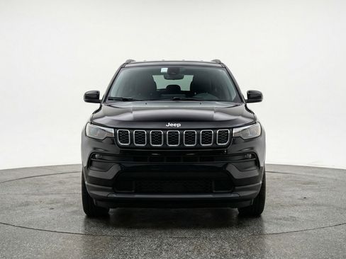Used 2025 Jeep Compass Latitude AWD/4WD image 2