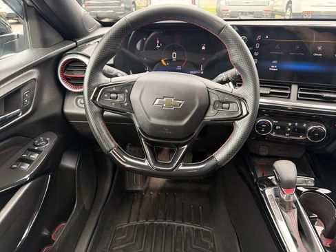Used 2025 Chevrolet Trax RS w/ Sunroof Package FWD image 14