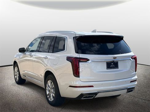 New 2025 Cadillac XT6 Luxury image 4