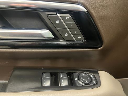 Used 2025 Chevrolet Suburban LT image 38