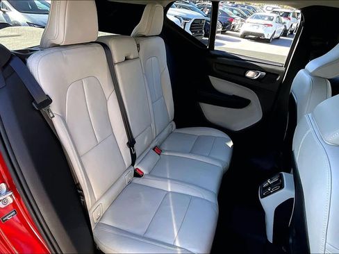 Used 2019 Volvo XC40 T4 Momentum image 17